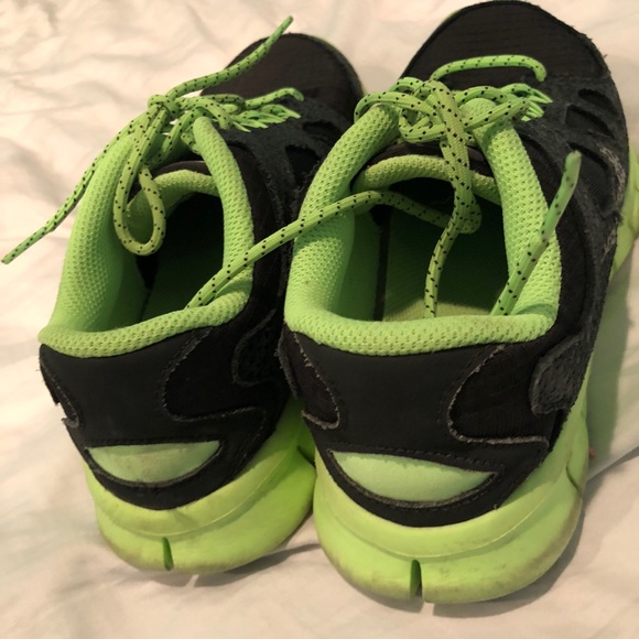 Black and lime green Nike running shoes - Picture 3 of 5